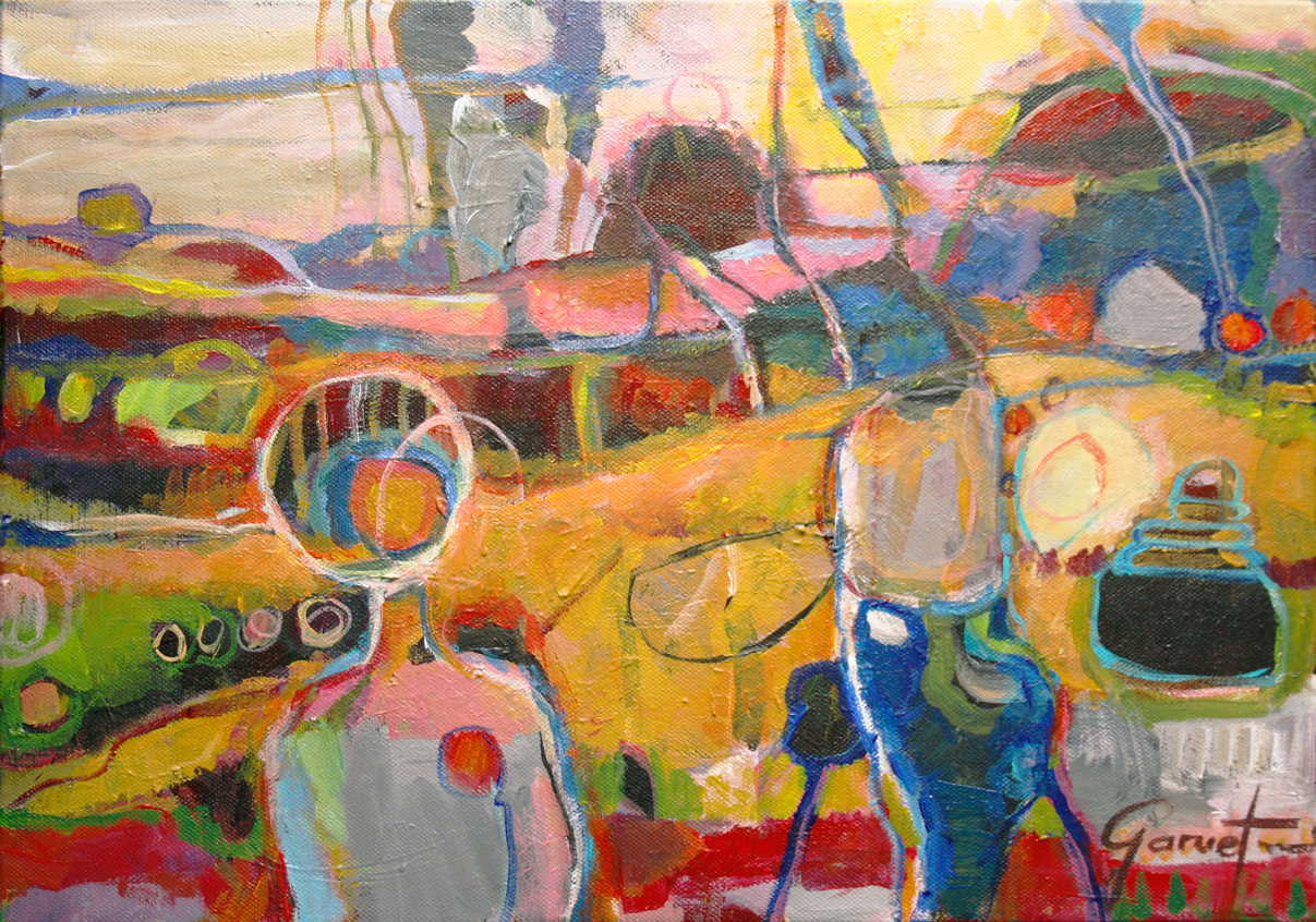 Peinture où des silhouettes à peine esquissées semblent affairées, avec une forme évoquant une marmite à l’arrière-plan, dans un paysage rougi et jauni par l’intensité du soleil couchant.