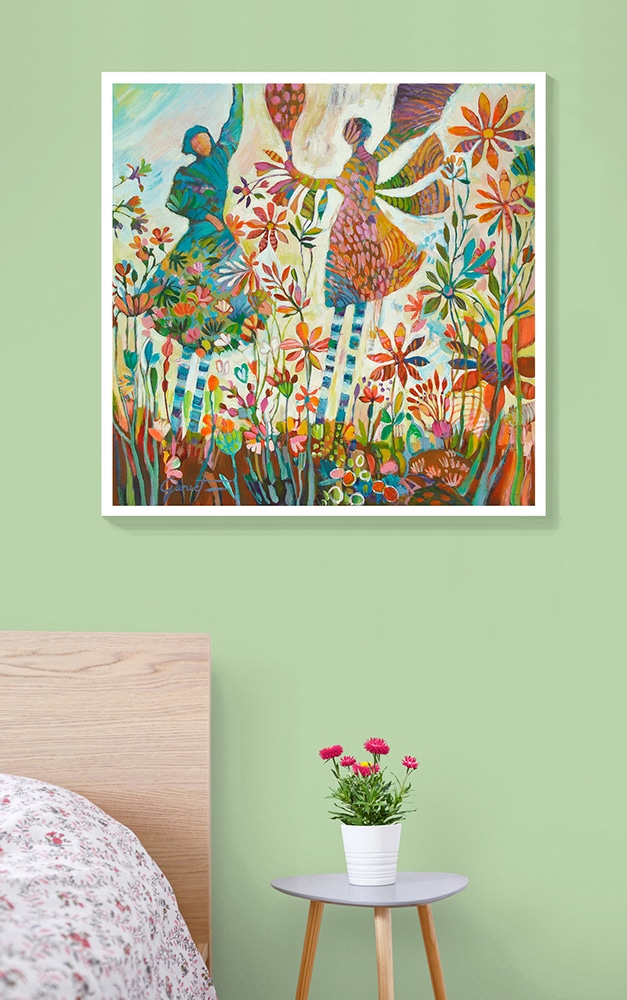 Peinture onirique représentant deux fées entourées de fleurs dans un univers spirituel et végétal, exposée en galerie d'art en Ariège.
