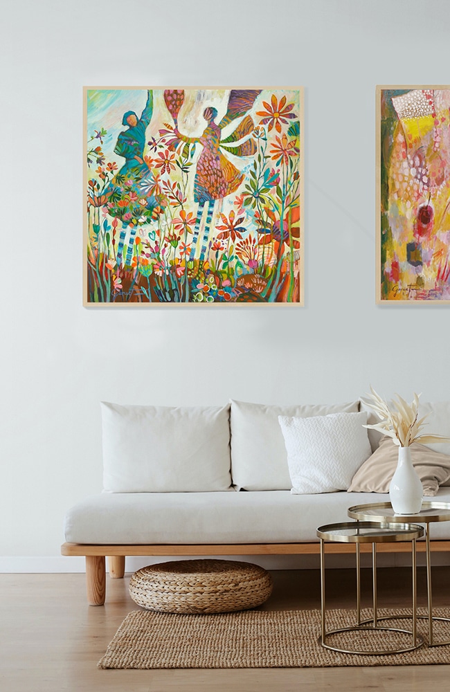 Peinture onirique représentant deux femmes entourées de fleurs dans un univers spirituel et végétal, exposée en galerie d'art en Ariège.